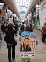 商店街をDVDのPRをしながら闊歩するマネージャーたち。