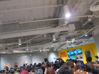 タワーレコード梅田NU茶屋店には黒山の人だかりが。