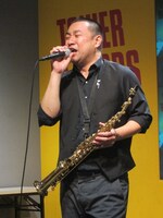 気持ち良さそうにあるあるを歌うRG。