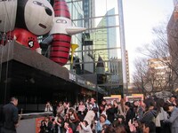 毎日放送前の撮影会。道行く人たちも参加。