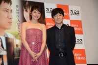 「ボクたちの交換日記」のトークイベント付き試写会に登場した内村光良監督（右）と、長澤まさみ（左）。