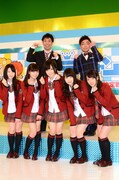 パンクブーブー（後列）と、NMB48（前列）。