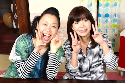 「てっとり早くオトコにモテる方法」に出演する、いとうあさこ（左）、オアシズ大久保（右）。