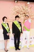 「マサカメTV」に出演するオードリーと、鹿島綾乃（NHKアナウンサー）。