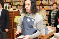 「笑いと平和の百冊シリーズ」春のフェア対象書籍をオススメするピース又吉。