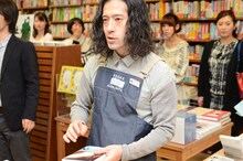 「笑いと平和の百冊シリーズ」春のフェア対象書籍をオススメするピース又吉。