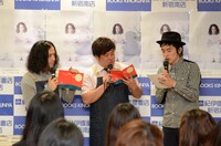 MCにしずる村上を迎えたトークショーの一場面。又吉デザインの特製ブックカバーについて説明中。