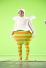 “コバラの精”に扮する森三中・大島。