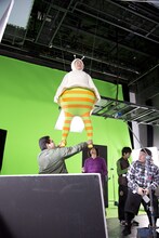 “コバラの精”に扮する森三中・大島