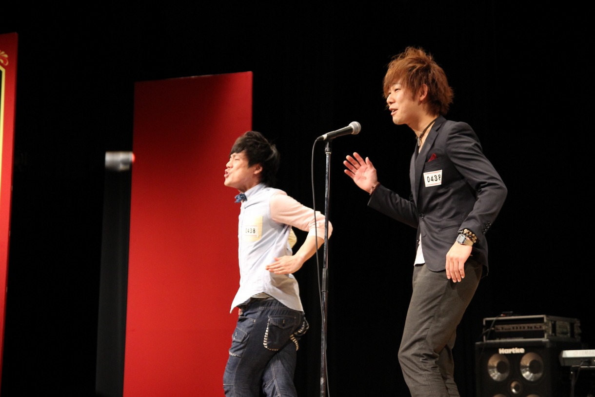 コンビニ夜勤のバイトをミュージカル風に演じたナカノアンドデンジャラース。 (c)MBS