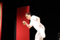 土肥ポン太。大型スーパー特設ステージで行われる無名歌手のコンサートの1シーンを演じた。 (c)MBS