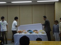 お披露目会見の様子。(c)吉本興業