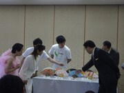 お披露目会見の様子。(c)吉本興業