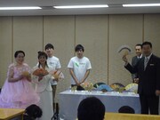 お披露目会見の様子。(c)吉本興業