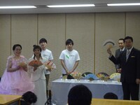 お披露目会見の様子。(c)吉本興業