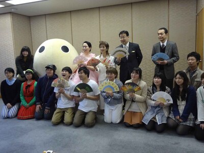 昨日3月21日に京都府庁にて行われたお披露目会見の様子。(c)吉本興業