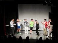 東京・松竹芸能 新宿角座にて行われた新ライブ「ノーセンスユニークボケ王決定戦」で優勝したオジンオズボーン篠宮。全員から「ノーセンス！」と称賛を浴びた。