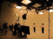 「あたりまえ体操ソフトバンクVer.」動画撮影のワンシーン。立ち位置や角度など2人で何度も話し合うCOWCOW。