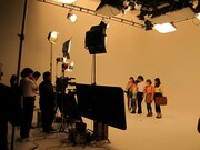 モテモテ篇の撮影を行う嬉しそうなCOWCOW。