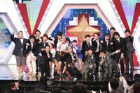 エンディングで決めポーズを披露する出演者達。(c)NHK