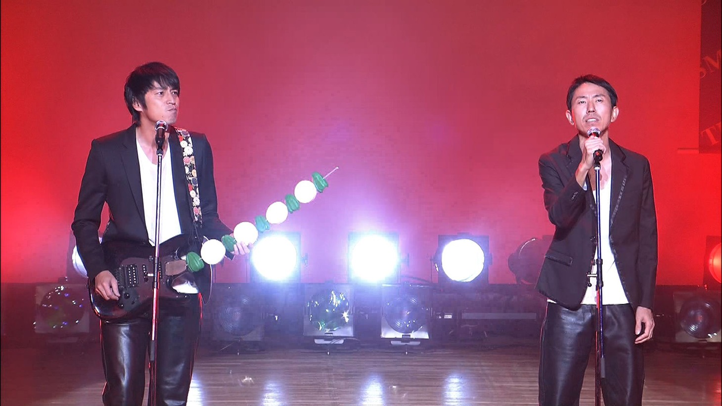 DVD「チュートリアリズムIV＋ASIA」の一場面。(c)2013吉本興業