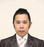 ネット配信番組「めちゃ×2ユルんでるッ！」のホストを務めるナインティナイン岡村。