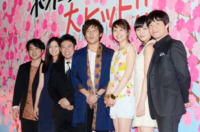 映画「ボクたちの交換日記」初日舞台挨拶に登壇した内村光良監督（右端）と、キャストの（左から）ムロツヨシ、木村文乃、伊藤淳史、小出恵介、長澤まさみ、川口春奈。