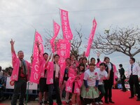 地域発信型映画「ハアドボイルド漫談師 大風呂屋エイジ～河津桜よ永遠に～」より、カズ＆アイほか。