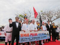 地域発信型映画「ウミスズめし」より、とろサーモン、ちきんなんばん、ほか。