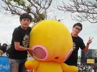 オリエンタルラジオ藤森（右）、博多華丸（左）、クリノッペ。