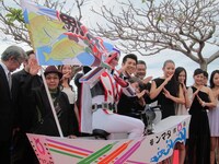 地域発信型映画「税金サイボーグ・イトマン」より、ガレッジセール・ゴリ監督、ヒーロー・イトマンほか。