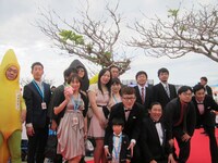 地域発信型映画「レトロの愛情」より、ロバート、ぶんぶん丸ほか。