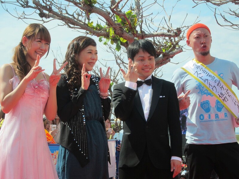 「第5回沖縄国際映画祭」レッドカーペットに最初に姿を現した芸人、桜 稲垣早希、椿鬼奴、NON STYLE井上、ストライク佐竹。