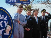 ロバート山本（右端）、ロバート馬場（左端）。