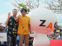 左から、スリムクラブ、ざっくぅ。