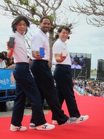 写真はダンテ・カーヴァーとCOWCOW。