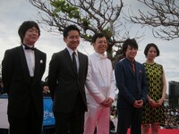 映画「7days Report」より、板尾創路、山下リオほか。