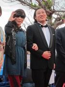 映画「ビッチ」より、椿鬼奴、ロバート秋山ほか。