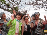 映画「ジャックと天空の巨人」より、ガレッジセール・ゴリ、南海キャンディーズ・山里、スリムクラブ真栄田、博多華丸、ウェンツ瑛士、平愛梨。