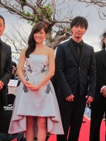 映画「クロユリ団地」より、前田敦子、成宮寛貴ほか。