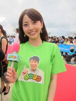 ペナルティ・ヒデがMCを務めるテレビ静岡「まめサタ」北村花絵レポーター。ヒデのTシャツパワーで芸人たちからコメントゲット。この模様は30日に放送。