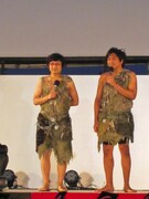 巨人役の南海キャンディーズ・山里、スリムクラブ真栄田。