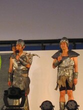 巨人役のガレッジセール・ゴリ、博多華丸。