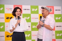 ヘア＆メイクアップアーティストの田村俊人（右）と、北陽・虻川。