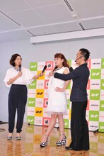 モデルとしての指導を受けるまぁこ（中央）と、北陽・虻川（左）。