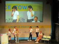 多田が「沖縄愛してます！」と言うと拍手が。よしは負けじと「昨日住民票を那覇に移しました」とアピールした。