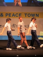 「SoftBank　PRステージ」で実現した、COWCOWとダンテのあたりまえ体操コラボ。