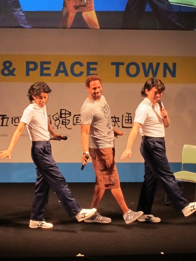 「SoftBank　PRステージ」で実現した、COWCOWとダンテのあたりまえ体操コラボ。