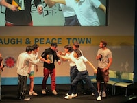 一斉にマイクを向けられ「こういうの困る」とつぶやく川島。