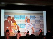 岡村がトップガンをイメージしたという新石垣空港のPR大使任命式の写真。ノブコブからは「水兵さんみたい」と言われていた。